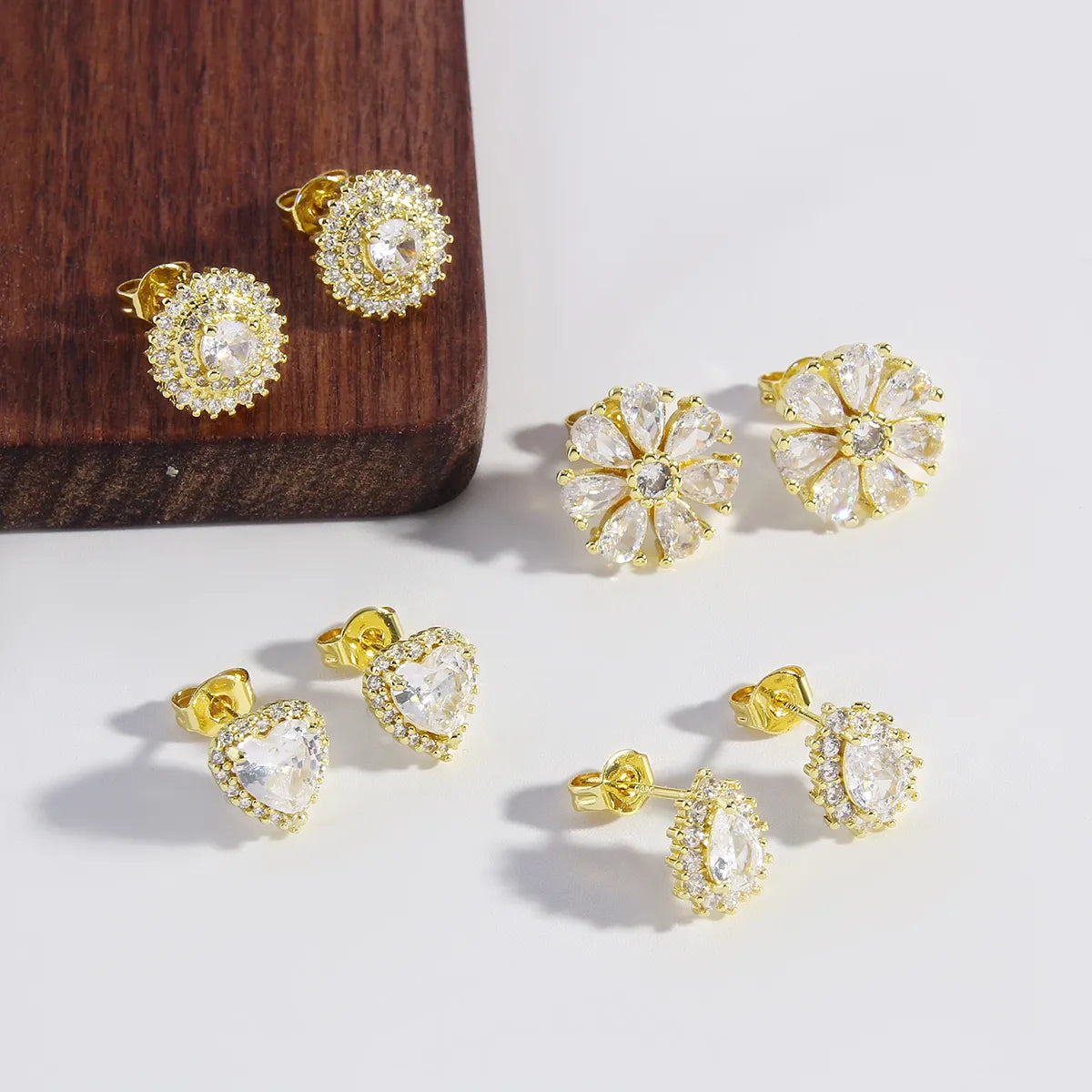 1 Pair Elegant Luxurious Simple Style Water Droplets Daisy Plating Copper 18K Gold Plated Gold Plated Ear Studs