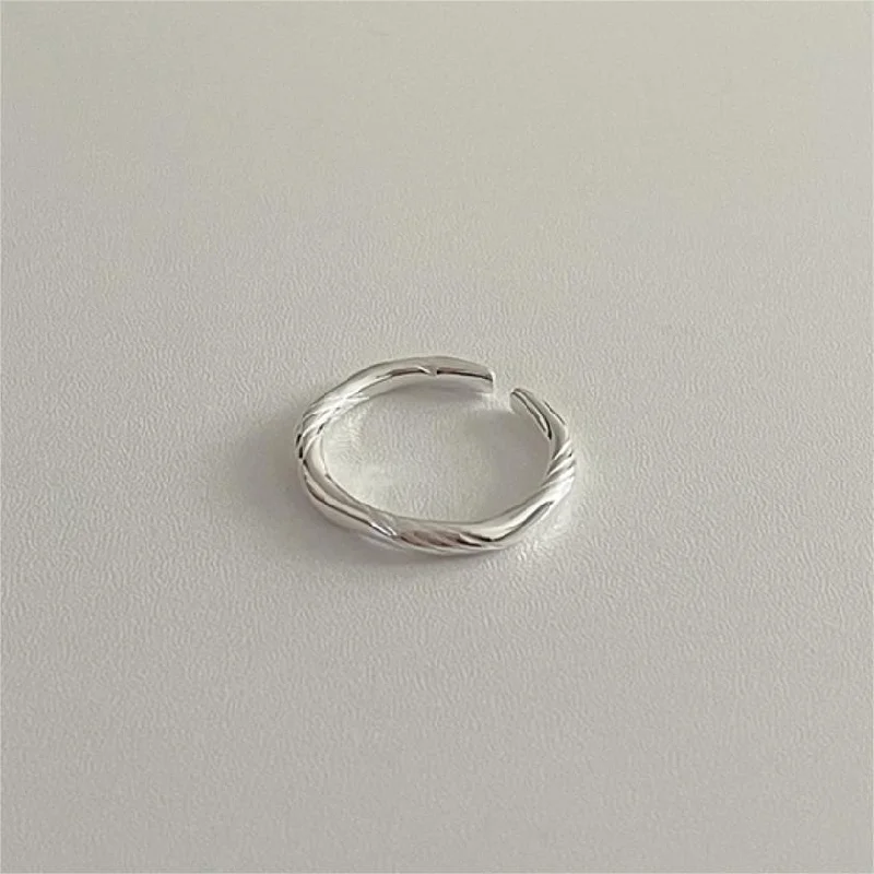 Twisted Ring J1915